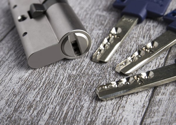 cerradura de perfil europeo